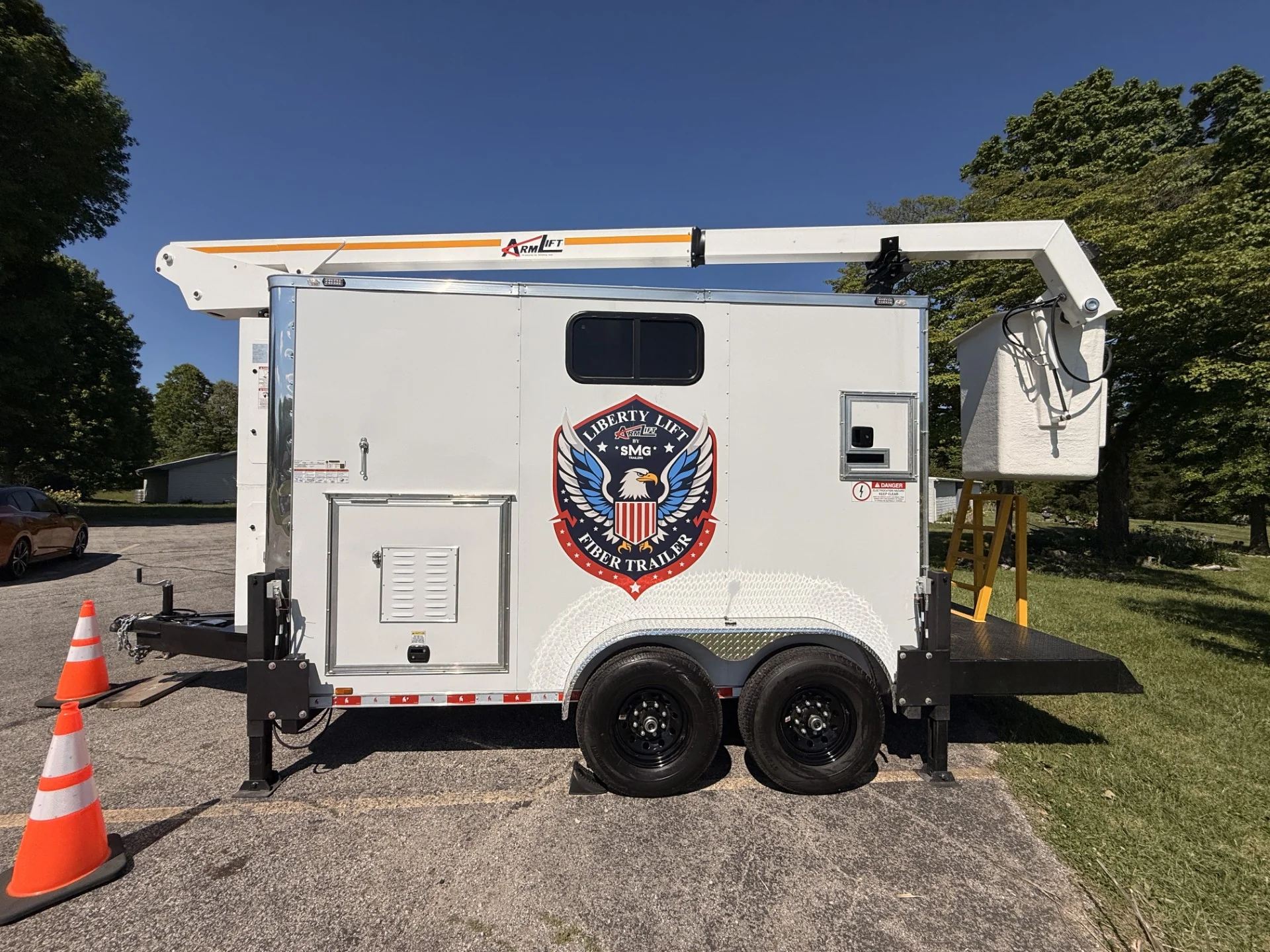 SMG TRAILERS | Self-Leveling Liberty Lift Bucket Lift Fiber Trailer | #LLB-LFT